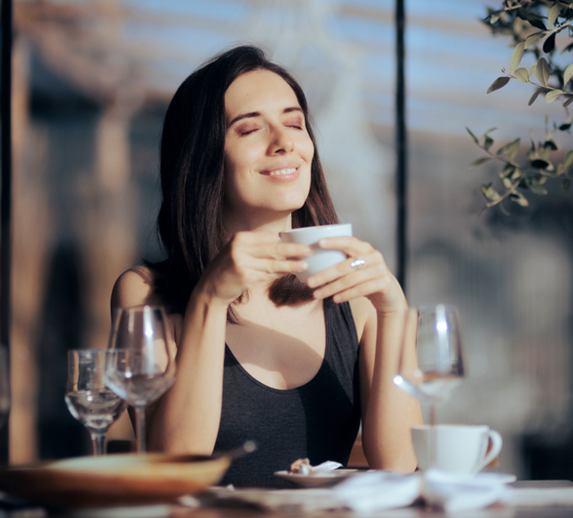 Vrouw Drinkt Kop Koffie In De Zon