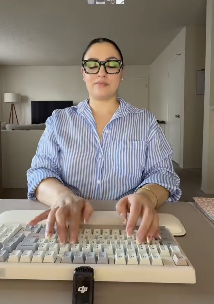 Vrouw Aan Het Typen Op De Computer Werken